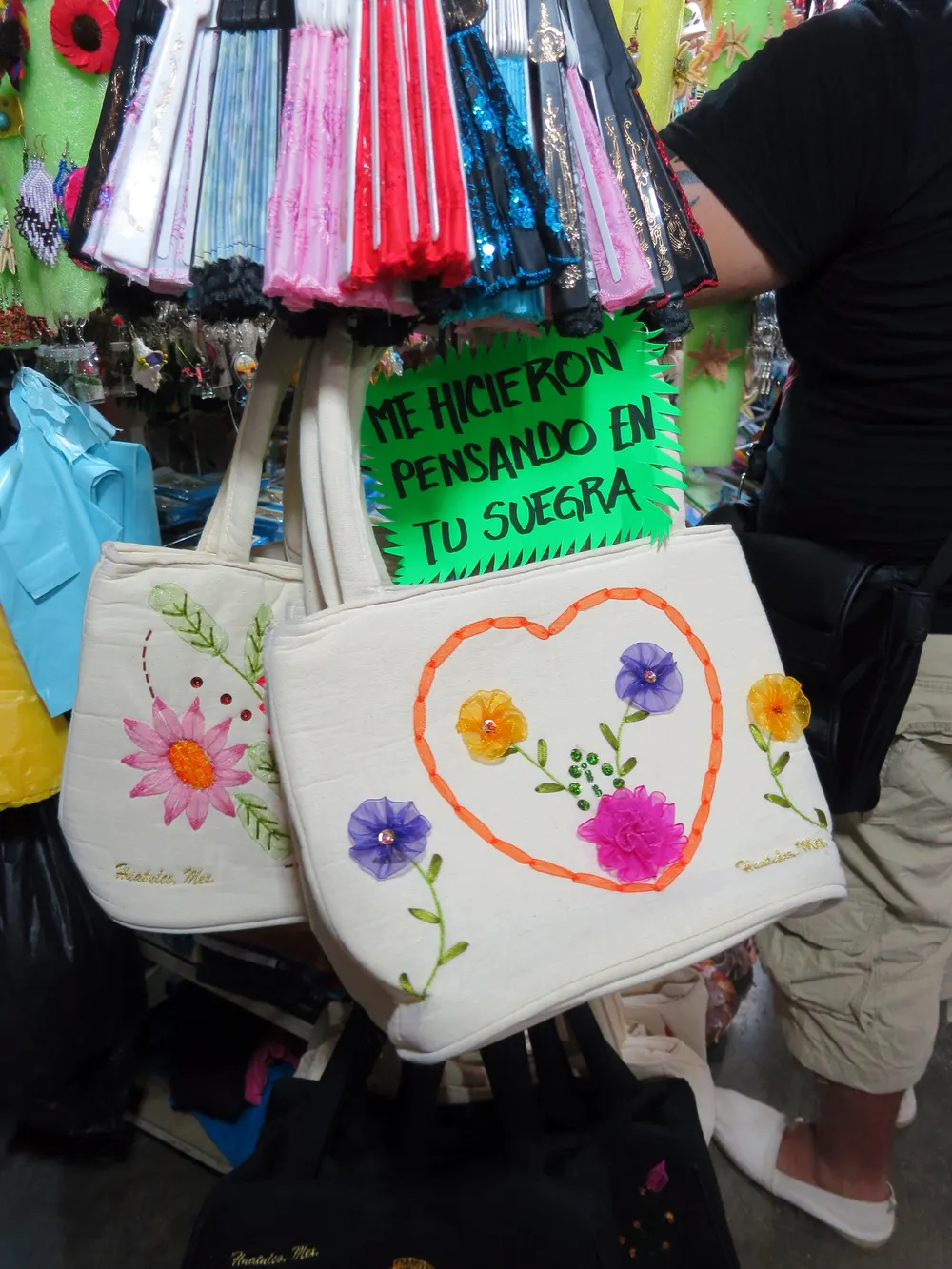 Bolsas bordadas a la venta en un puesto.