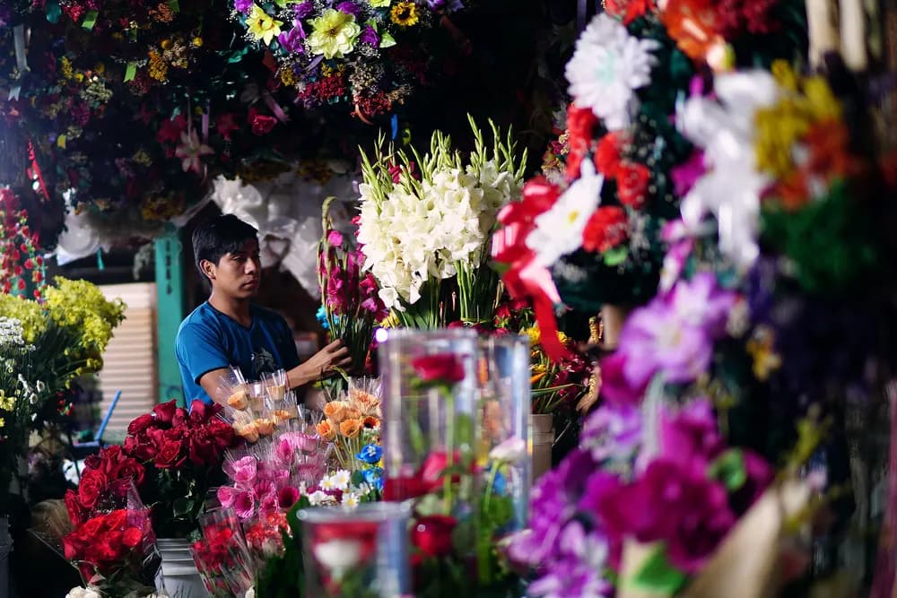 Puesto de flores en un mercado de Antigua, Guatemala.